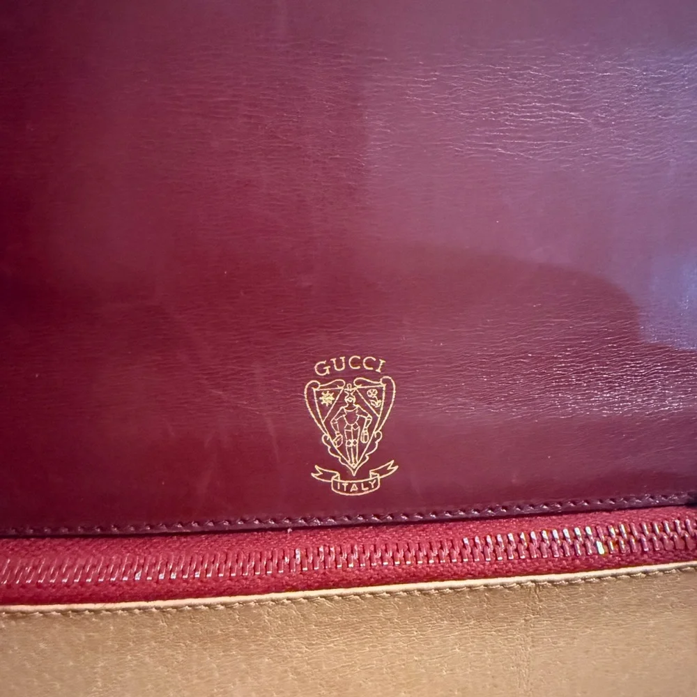 Vintage 1970s Gucci Burgundy Leather Shoulder Bag Gold Crest Italy - Picture 3 of 13
